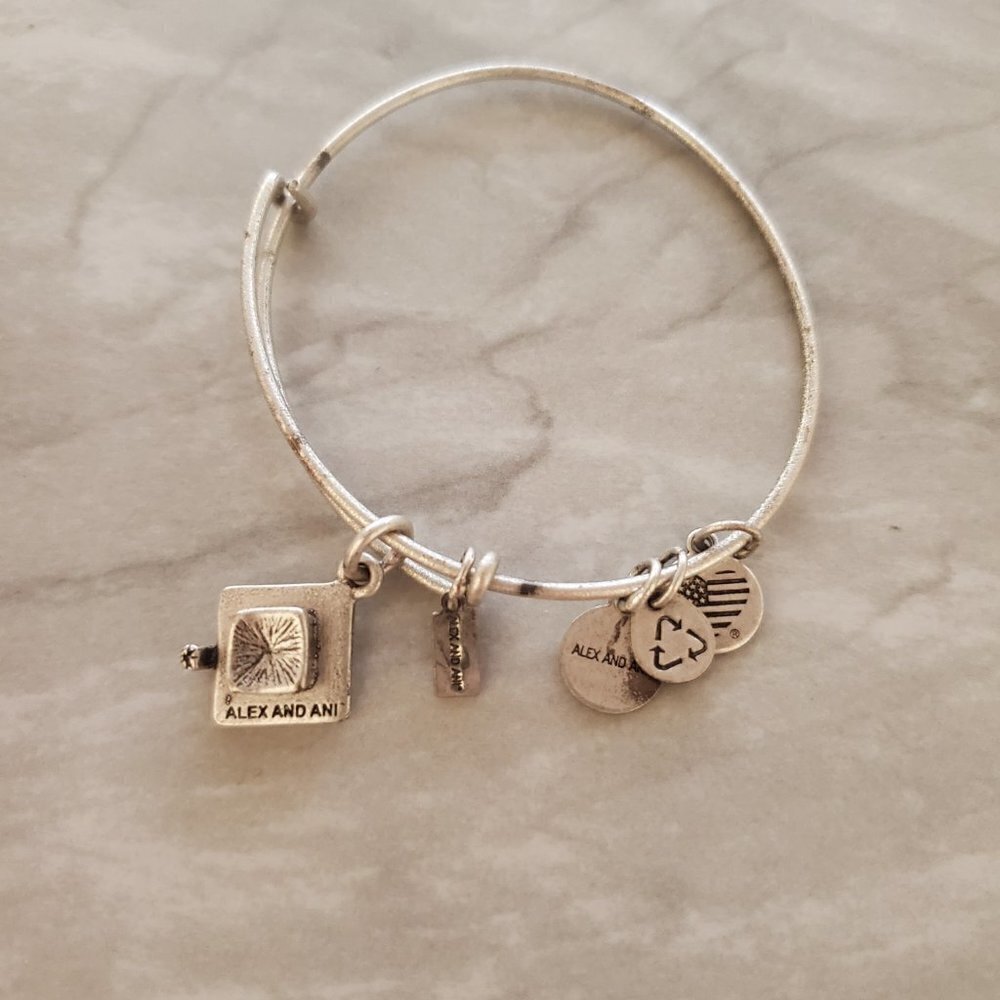 🎓 Alex and Ani Silver 2017 Graduation Cap Expandable Charm Bracelet 🎓 - Picture 2 of 3